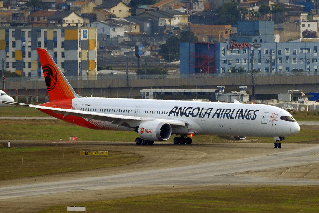 Boeing 787-10 da TAAG taxiando em Guarulhos (foto: Daniel R.Carneiro / DRC Imagem)