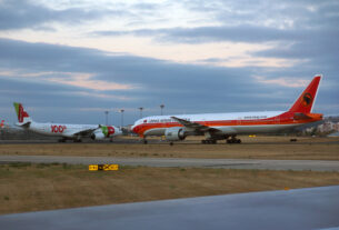 Airbus A330neo da TAP e Boeing 777-300 da TAAG (foto: Daniel R.Carneiro / DRC Imagem)