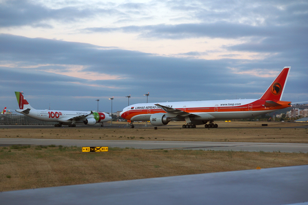 Airbus A330neo da TAP e Boeing 777-300 da TAAG (foto: Daniel R.Carneiro / DRC Imagem)